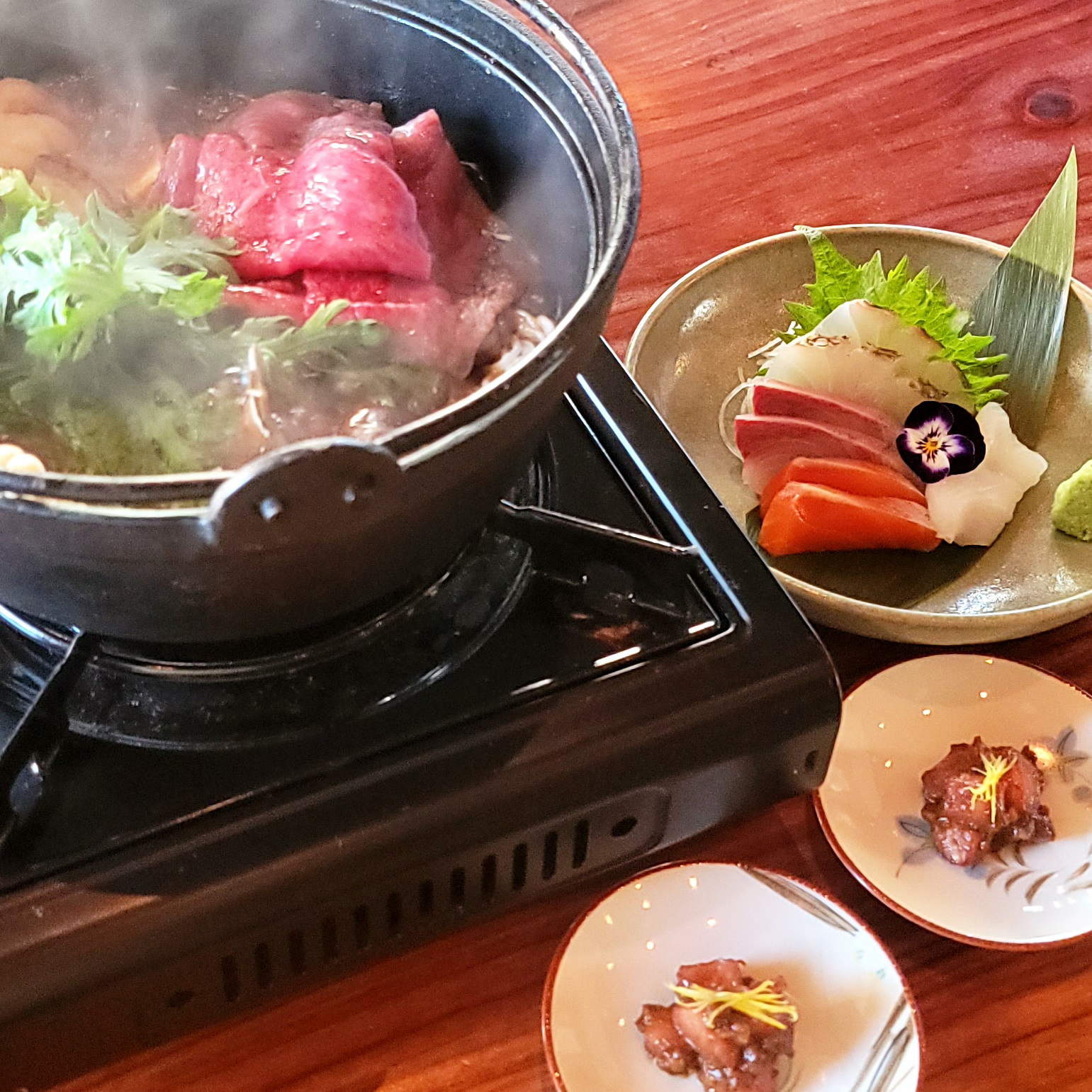 https://fishbirdizakaya.com/wp-content/uploads/2019/09/sukiyaki-with-sashimi.jpg